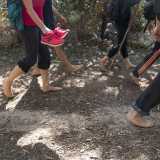 La prima cosa che gli sportivi fanno � quella di togliersi le scarpe e camminare scalzi su rametti, foglie e pietre